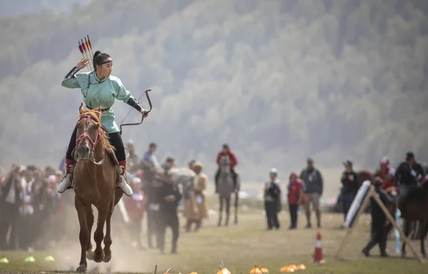 Lago Issyk Kul Kurgyzstan Septiembre 2018 Mujer Compitiendo Tiro Con — Foto de Stock