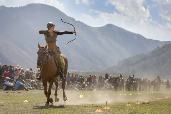 イシククリ湖 キルギスタン 2018 乗馬ゲームのアーチェリーの競争の女性 — ストック写真