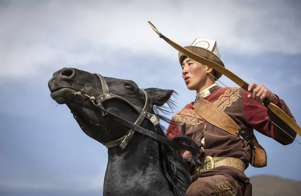 伊塞克湖湖 伊塞克湖 Kurgyzstan 2018年9月6日 年轻的游牧民族的弓和箭在马背上的性质 — 图库照片