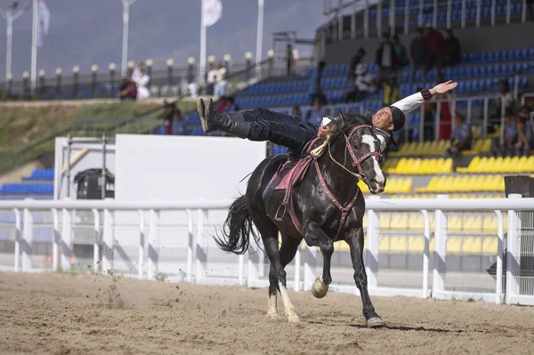 イシククリ湖 キルギスタン 2018 馬に乗って若い男のトリック — ストック写真