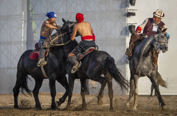 Göl Issyk Kul Kyrgyzstan Eylül 2018 Erkekler Sırtında Güreş — Stok fotoğraf