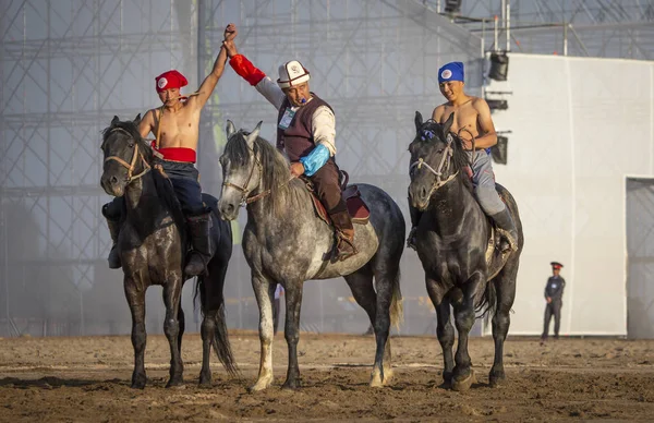 Göl Issyk Kul Kyrgyzstan Eylül 2018 Erkekler Sırtında Güreş — Stok fotoğraf