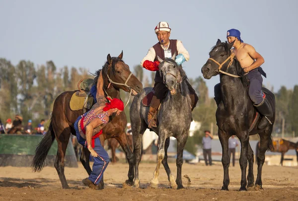 Göl Issyk Kul Kyrgyzstan Eylül 2018 Erkekler Sırtında Güreş — Stok fotoğraf