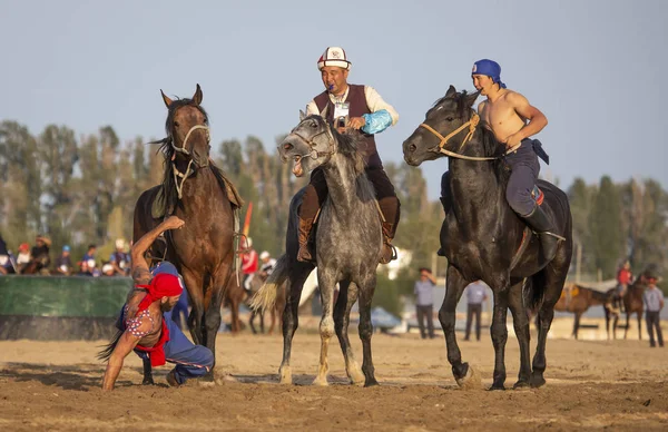 イシククリ湖 キルギスタン 2018 馬上の男 — ストック写真