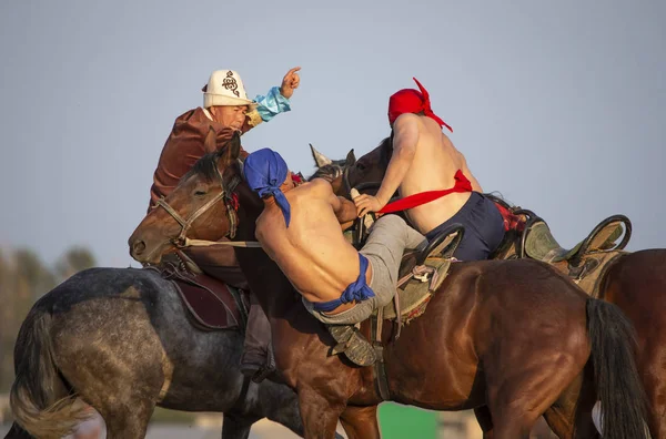 Göl Issyk Kul Kyrgyzstan Eylül 2018 Erkekler Sırtında Güreş — Stok fotoğraf