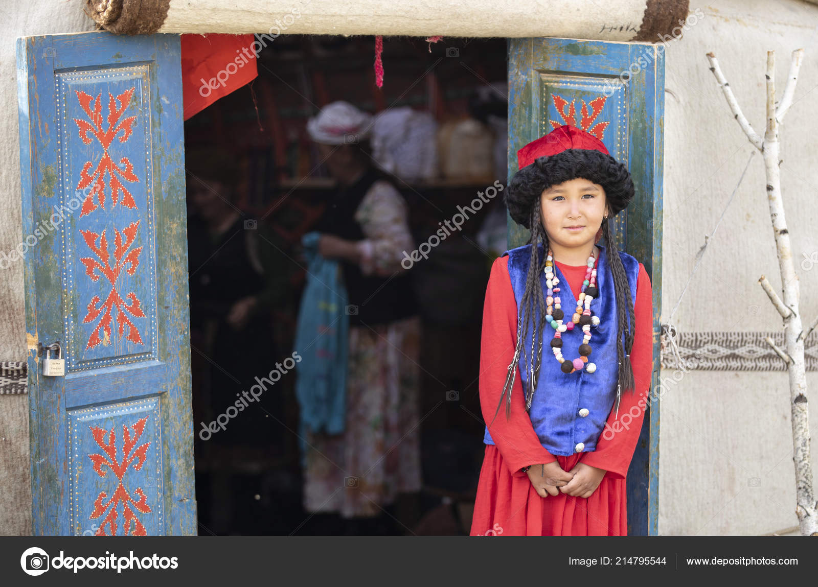 Lake Issyk Kul Kyrgyzstan September 2018 Local Girl Traditional