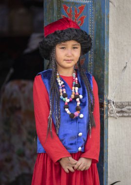 Gölü: Issyk-Kul, Kyrgyzstan-6 Eylül 2018: geleneksel Kırgız elbiseleri yerel kız