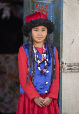 Gölü: Issyk-Kul, Kyrgyzstan-6 Eylül 2018: geleneksel Kırgız elbiseleri yerel kız