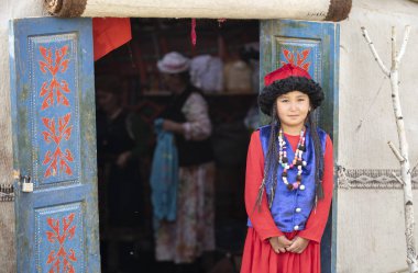 Gölü: Issyk-Kul, Kyrgyzstan-6 Eylül 2018: geleneksel Kırgız elbiseleri yerel kız