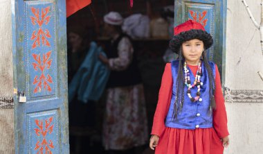 Gölü: Issyk-Kul, Kyrgyzstan-6 Eylül 2018: geleneksel Kırgız elbiseleri yerel kız