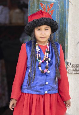Gölü: Issyk-Kul, Kyrgyzstan-6 Eylül 2018: geleneksel Kırgız elbiseleri yerel kız