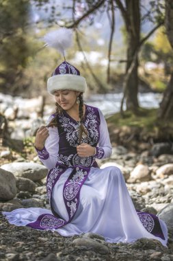 Göl: Issyk-Kul, Kyrgyzstan-6 Eylül 2018: genç Kırgız kadın ahşap