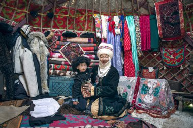 Kyrchyn, Kırgızistan - 6 Eylül 2018: Kırgız anne ve oğlu geleneksel yurt içinde