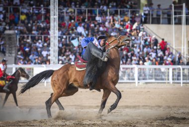 Gölü: Issyk-Kul, Kurgyzstan - 7 Eylül 2018: kok-boru oyun