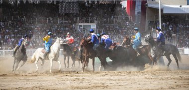 Gölü: Issyk-Kul, Kurgyzstan - 7 Eylül 2018: kok-boru oyun