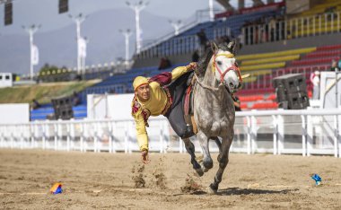 Cholpon-Ata, Kırgızistan-7 Eylül 2018: Dünya göçebe Oyunlar 2018 sırasında ata binme adam hile
