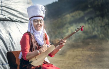 Kyrchyn, Kırgızistan - 6 Eylül 2018: Dünya göçebe Oyunlar 2018 sırasında şarkı Kırgız kadın