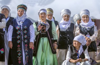 Kyrchyn, Kırgızistan - 6 Eylül 2018: Kırgız kadın Dünya göçebe Oyunlar 2018, geleneksel kılığına girmiş sırasında