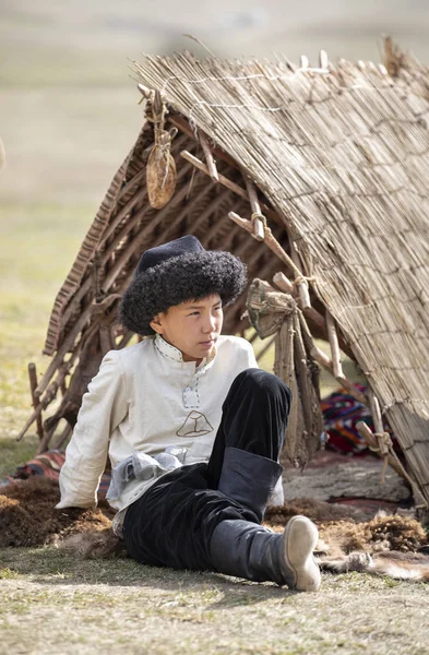 Lake Issyk Kul Kyrgyzstan September 2018 Lokale Jongen Traditionele Kirgizische — Stockfoto