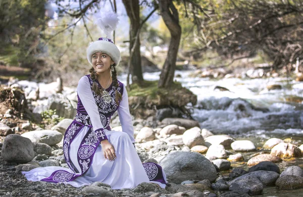 伊塞克湖湖 伊塞克湖 吉尔吉斯斯坦 2018年9月6日 小吉尔吉斯斯坦妇女在木 — 图库照片