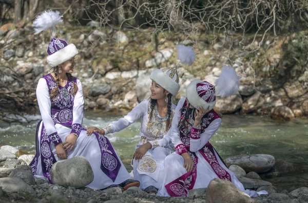 伊塞克湖湖 伊塞克湖 吉尔吉斯斯坦 2018年9月6日 年轻的吉尔吉斯斯坦妇女在木材 — 图库照片