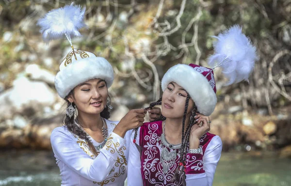 Lago Issyk Kul Kyrgyzstan Septiembre 2018 Mujeres Jóvenes Kyrgyz Madera — Foto de Stock