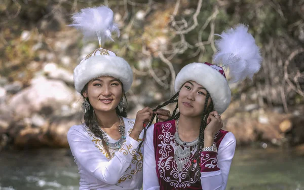 Lake Issyk Kul Kyrgyzstan Septembre 2018 Jeunes Femmes Kyrgyz Bois — Photo