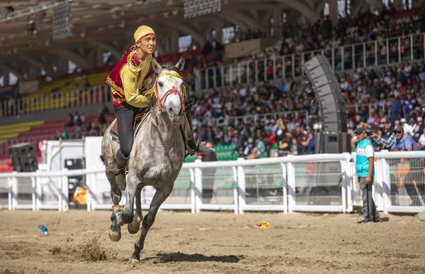 世界遊牧民のゲーム 2018 中に馬に乗ってチョルポン Ata キルギスタン 2018 男のトリック — ストック写真