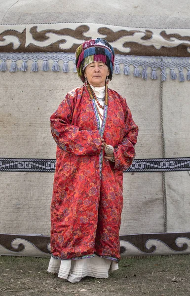 世界遊牧民のゲーム 2018 中に完全なキルギス衣装のイシククリ湖 Kurgyzstan 2018 地元の女性 — ストック写真