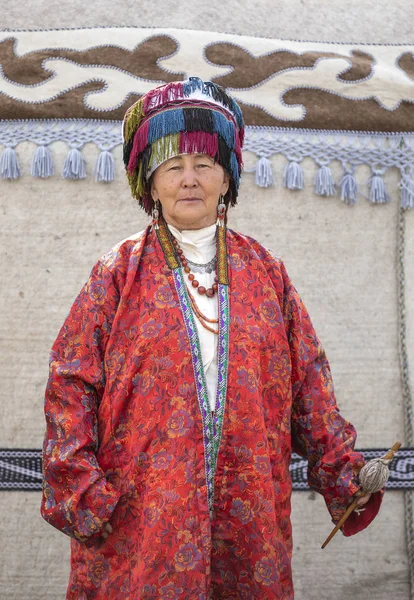 世界遊牧民のゲーム 2018 中におけるキルギス服イシククリ湖 Kurgyzstan 2018 地元の女性 — ストック写真