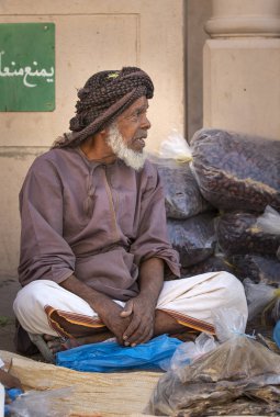 Nizwa, Umman, 21 Eylül 2018: omani adam Satış Kuru balık ve bir Cuma Pazar tarihleri