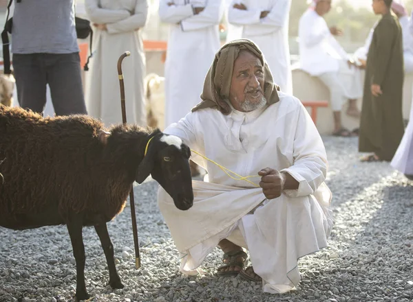 Nizwa Omán Septiembre 2018 Hombres Omani Mercado Comprando Vendiendo Cabras — Foto de Stock