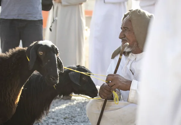 尼兹瓦 2018年9月21日 阿曼男子在市场上 买和卖山羊在传统的 Habta — 图库照片
