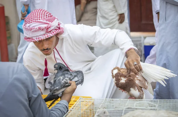 Nizwa Omã Setembro 2018 Homem Omani Comprando Pombos Mercado — Fotografia de Stock