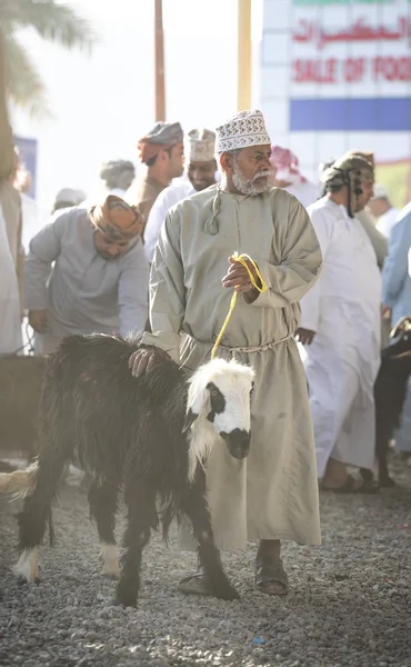 Nizwa Oman Września 2018 Omanu Mężczyźni Rynku Kupna Sprzedaży Kozy — Zdjęcie stockowe