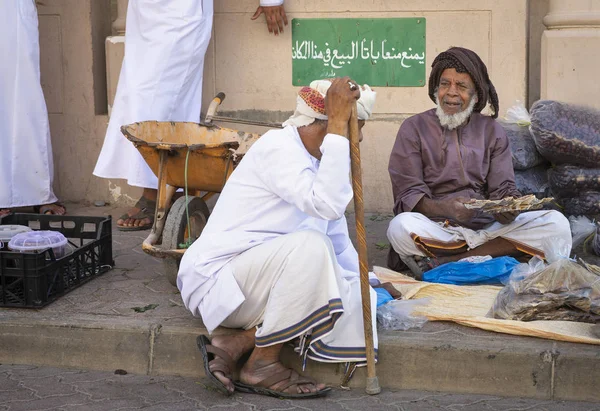 Nizwa Oman September 2018 Omani Man Selling Dry Fish Dates — Stock Photo, Image