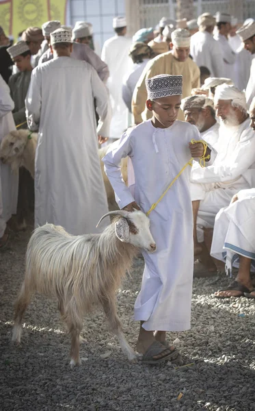 Nizwa Oman Września 2018 Omanu Mężczyźni Rynku Kupna Sprzedaży Kozy — Zdjęcie stockowe
