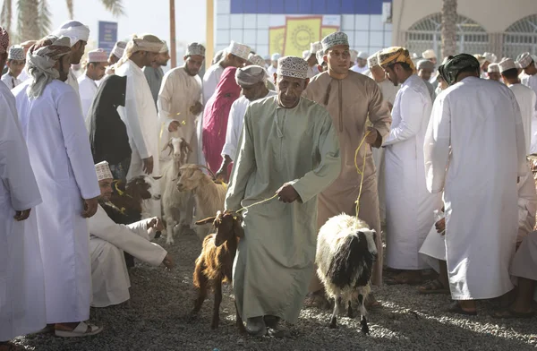 Nizwa Oman Września 2018 Omanu Mężczyźni Rynku Kupna Sprzedaży Kozy — Zdjęcie stockowe