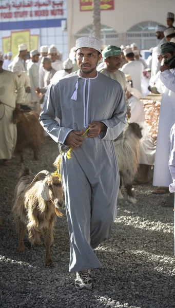 ニズワ オマーン 2018 伝統的な Habta のオークションでヤギの売買市場でオマーンの男性 — ストック写真