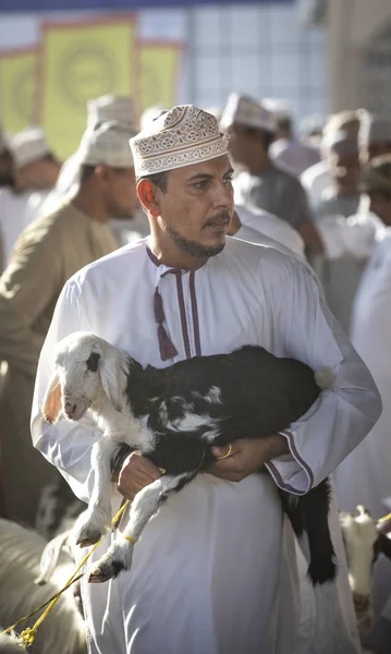 Nizwa Oman Września 2018 Omanu Mężczyźni Rynku Kupna Sprzedaży Kozy — Zdjęcie stockowe