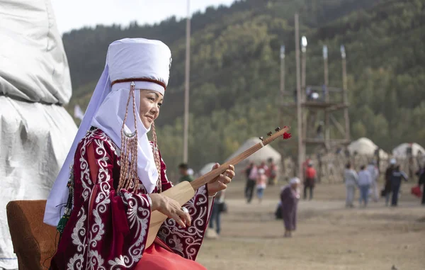 Kyrchyn Kyrgyzstan Septiembre 2018 Mujer Kirguisa Cantando Durante Los Juegos — Foto de Stock