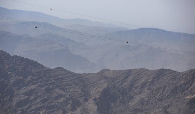 Dünyanın en uzun ZIP hatları Jebel Jais dağdan aşağı kayar kişi