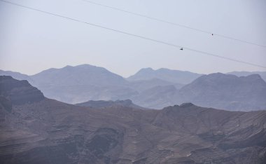 Dünyanın en uzun ZIP hatları Jebel Jais dağdan aşağı kayar kişi