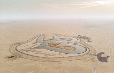 al Qudra çöl ve kalp şekilli göl ve sevgi işareti Dubai yakınındaki havadan görünümü