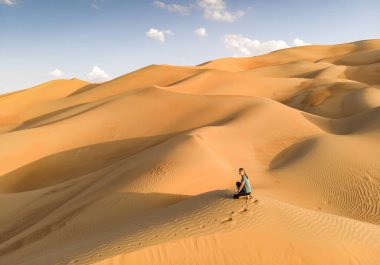 Liwa çöl Abu Dhabi ve dunes ortada duran kişi havadan görünümü