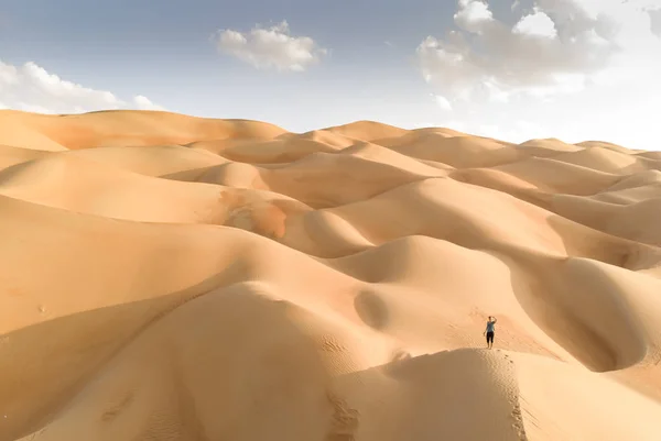 언덕의 중간에 사람이 사막의 — 스톡 사진