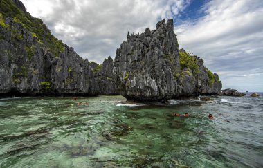 Palawan, Filipinler - 7 Aralık, 2018: insanlar Bacuit adalar açık su dalış