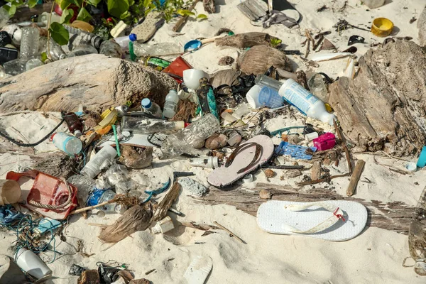 Dramatyczne Strzał Śmieci Pokryte Plaża Archipelagu Bacuit Filipiny — Zdjęcie stockowe