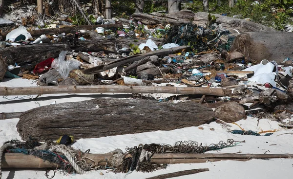 Dramatyczne Strzał Śmieci Pokryte Plaża Archipelagu Bacuit Filipiny — Zdjęcie stockowe