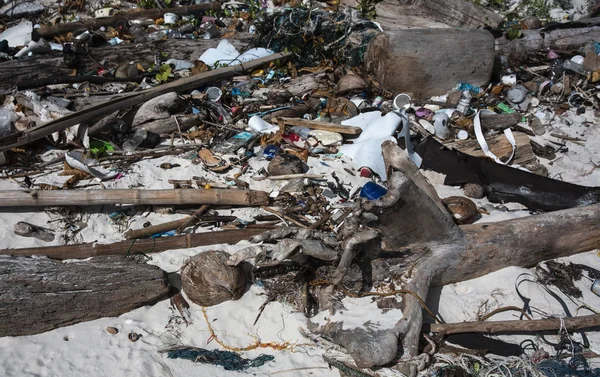 Dramatyczne Strzał Śmieci Pokryte Plaża Archipelagu Bacuit Filipiny — Zdjęcie stockowe